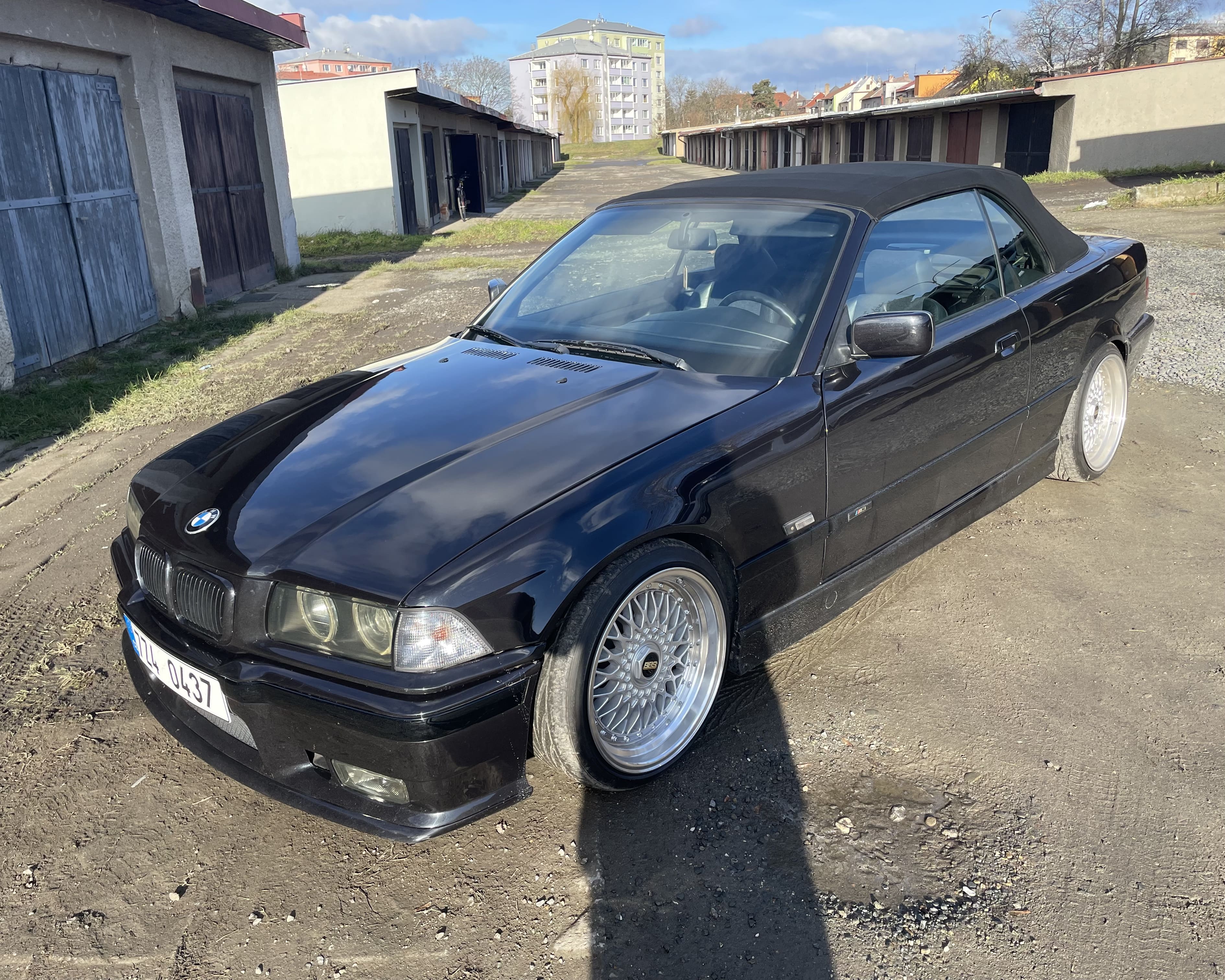 bmw-e36-cabrio-318i-85kw-od-mariana-1-min